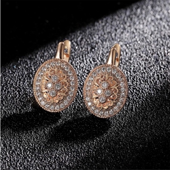 Art Deco Earrings Gold Plated Simulated diamonds
New vintage Victorian - Picture 3 of 12